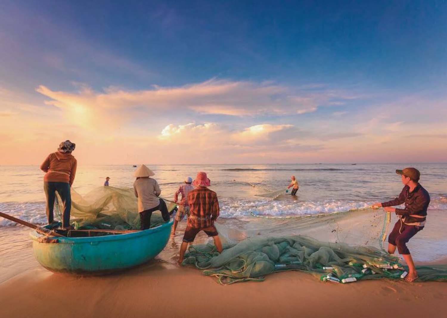 Hình ảnh bình dị của những ngư dân làm nghề chài lưới ở Mỹ Khê. Nguồn: Internet