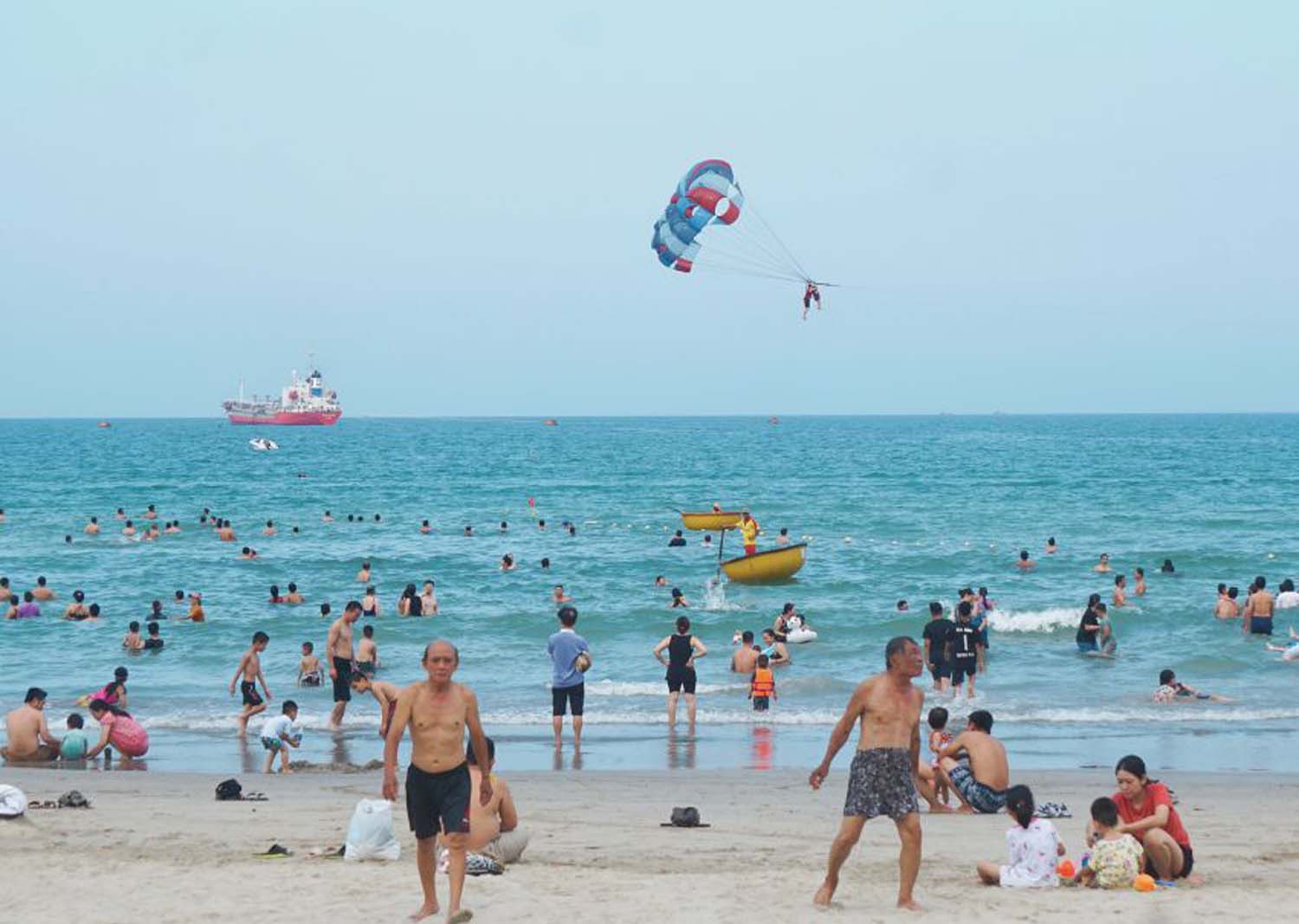 Mỹ Khê với đông đảo du khách tắm biển, vui chơi. Nguồn: Internet