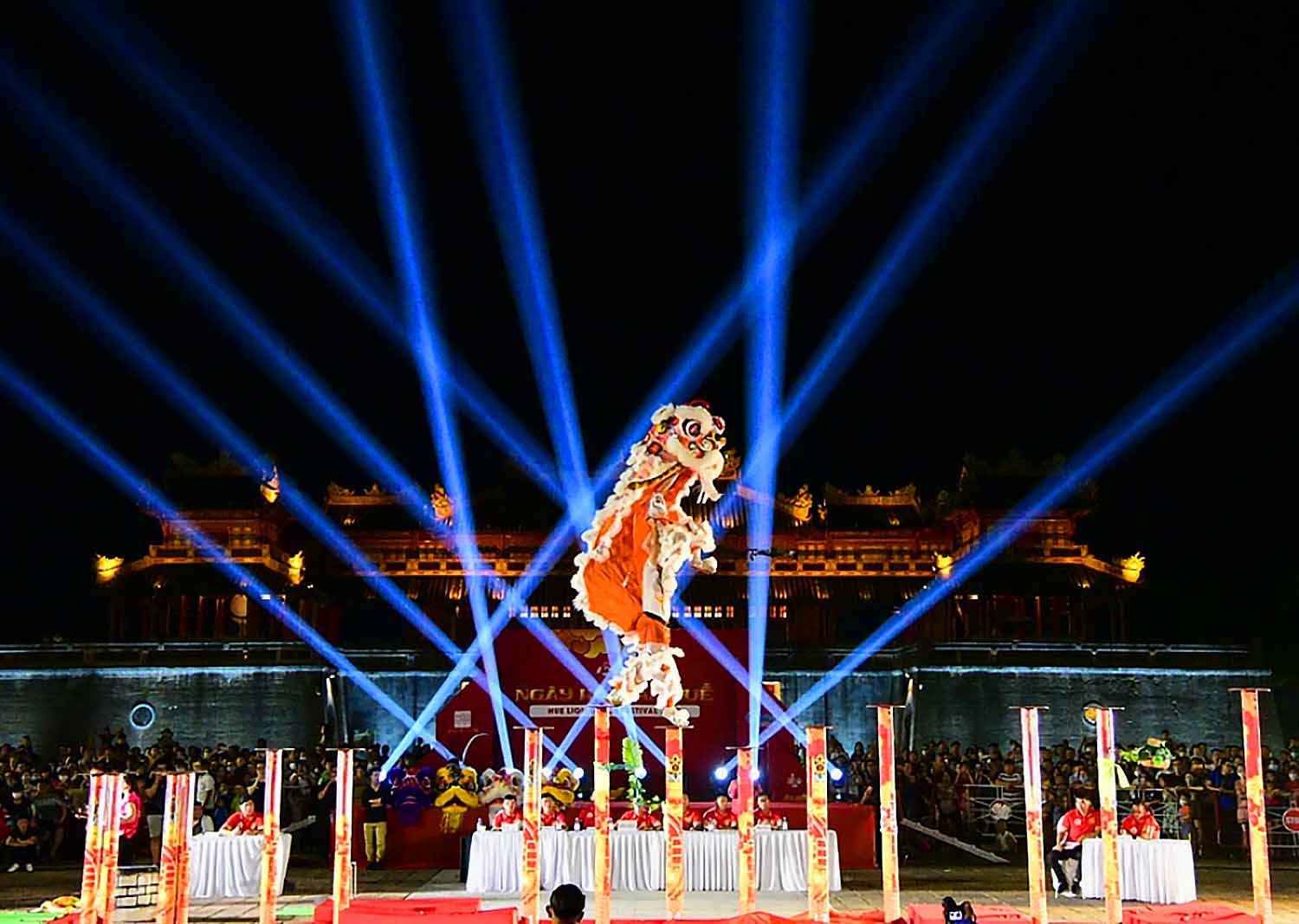 Những đội lân rộn ràng khoe sắc màu