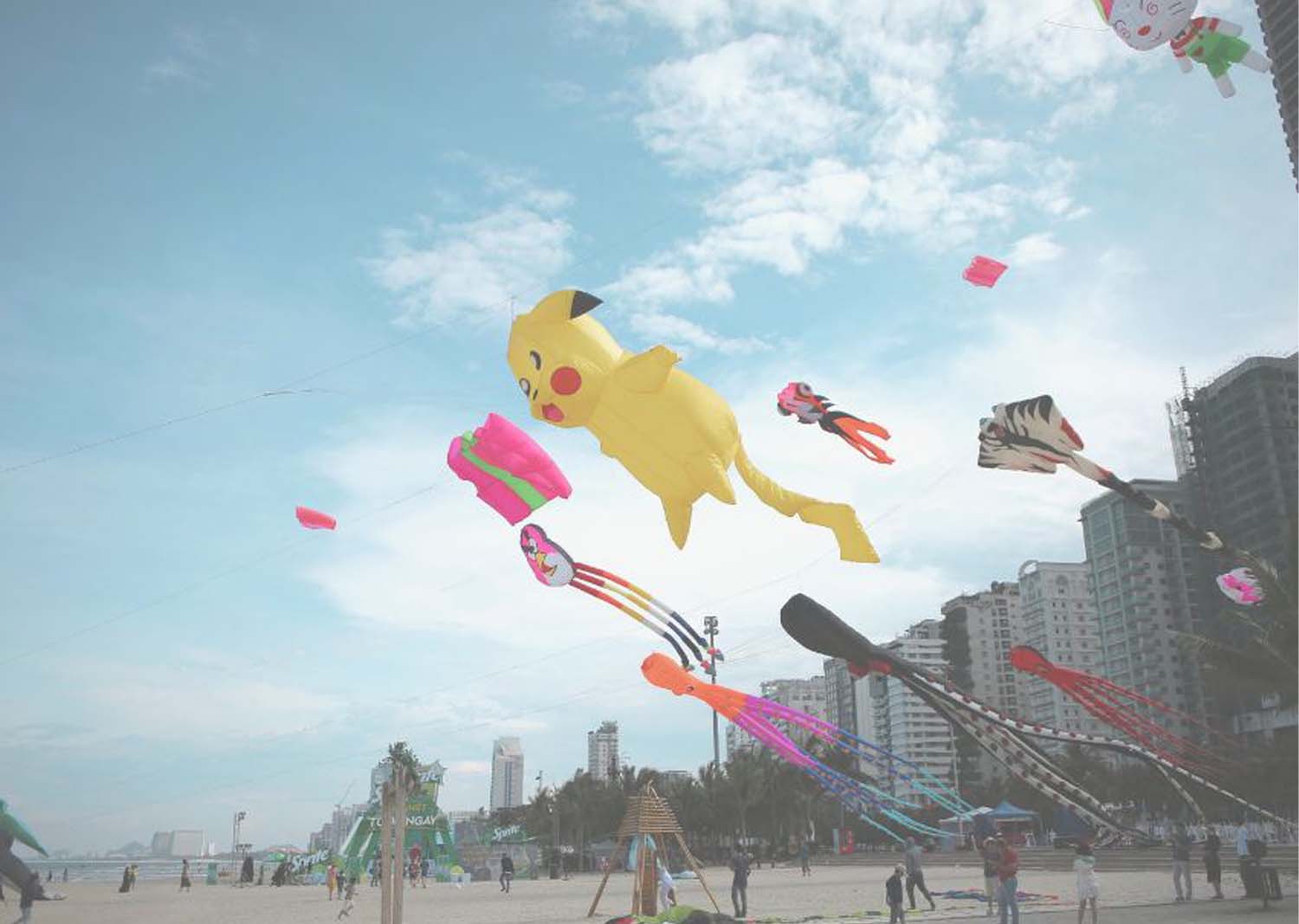 Thả diều trải nghiệm khó quên khi đến với biển Mỹ Khê Đà Nẵng. Nguồn: Internet