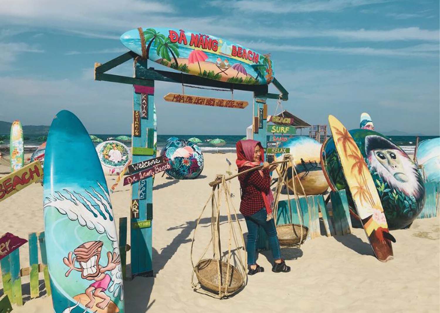 Thuyền thúng rực rỡ sắc màu tại bãi biển Mỹ Khê. Nguồn: Internet