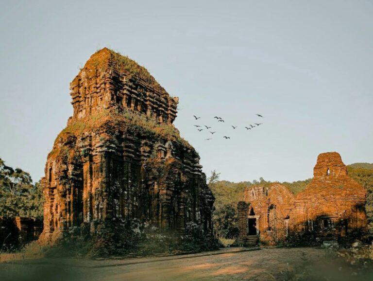Thánh địa Mỹ Sơn mang vẻ đẹp cổ kính, huyền bí của nền văn minh Chăm Pa (Ảnh: Sưu tầm)