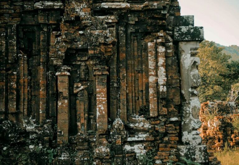 Dù nhiều công trình đã hư hại, nhưng linh hồn Mỹ Sơn vẫn còn nguyên vẹn. (Ảnh: Sưu tầm)