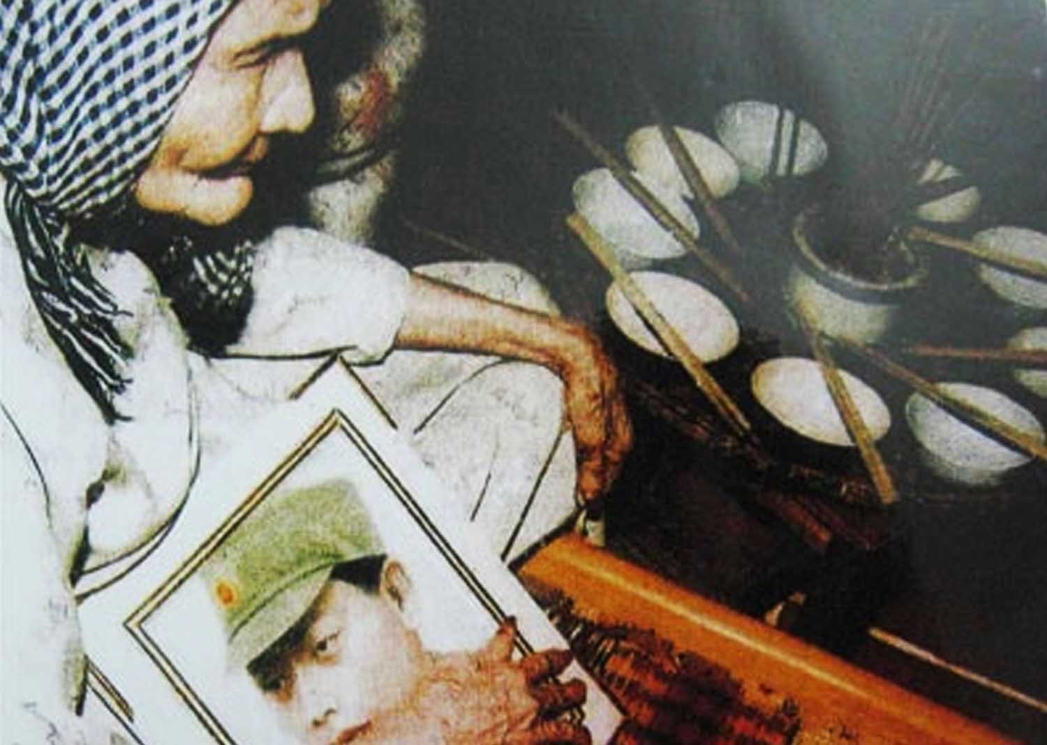 Mẹ Thứ bên di ảnh con và 9 bát cơm.