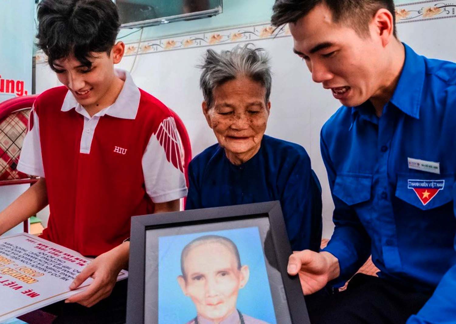 Sinh viên phục hồi 20 di ảnh Mẹ Việt Nam anh hùng, liệt sĩ