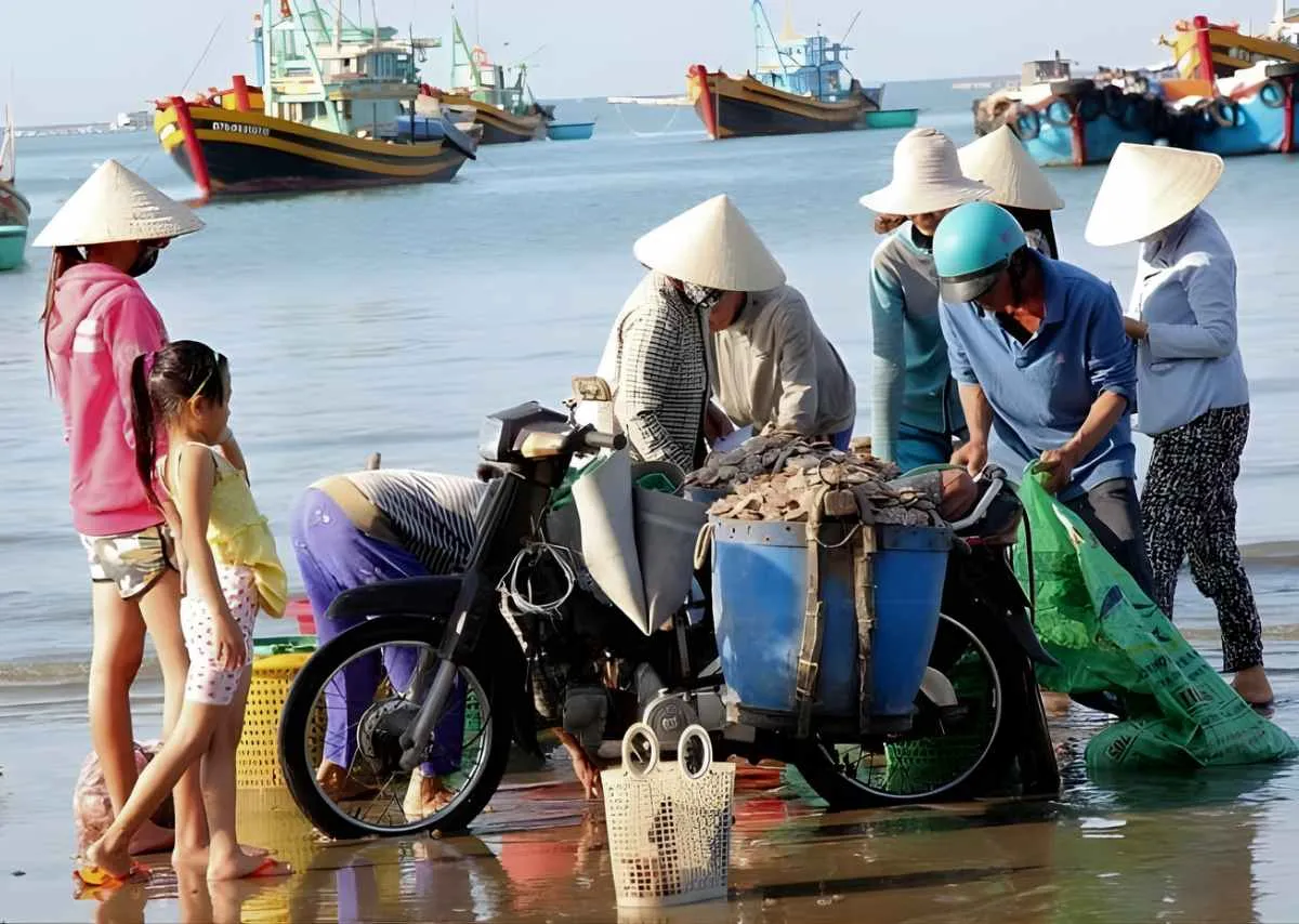 Chợ sớm Xóm Mới – Nhịp sống mưu sinh bên sóng nước