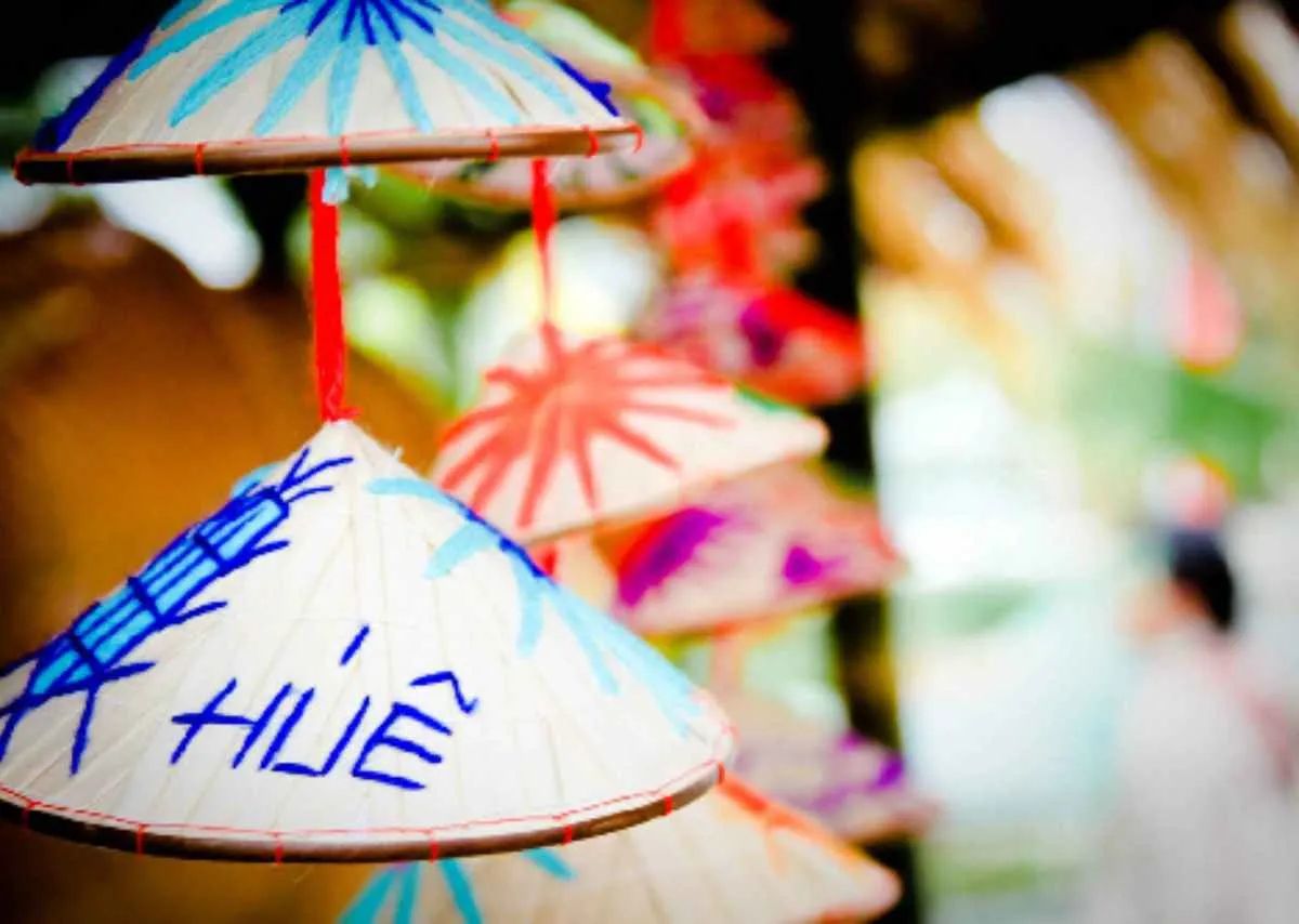 Chiếc nón bài thơ Huế – Khi ánh sáng soi qua từng vần thơ cổ