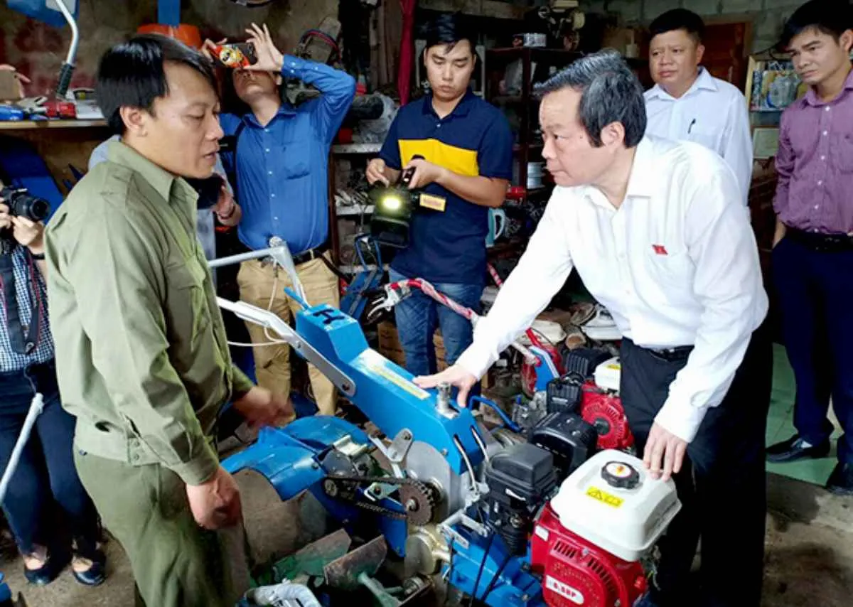 Những Người Thợ Làm Nên Kỳ Tích Giữa Làng Quê Việt