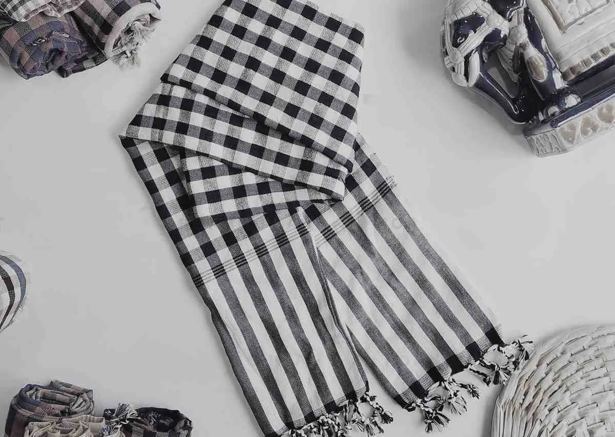 Khăn rằn Nam Bộ – Dòng chảy ký ức trên vai người nông dân Việt