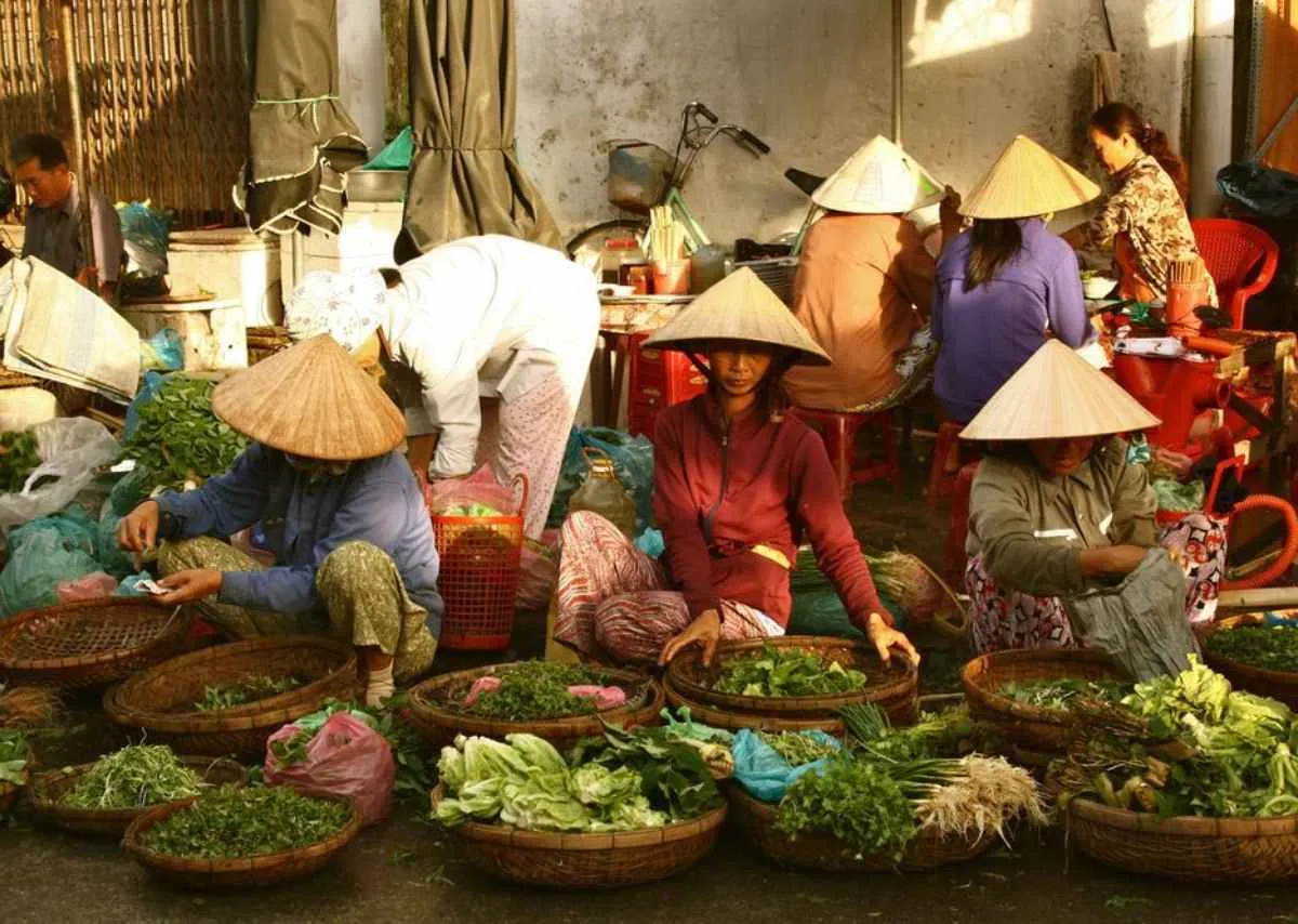 Đi chợ sớm – Ký ức bình dị của làng quê Việt