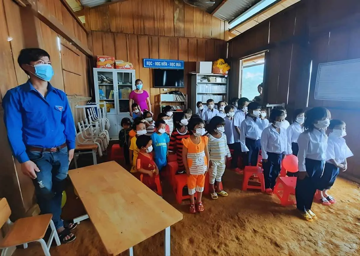 Người thầy mang chữ lên núi 1